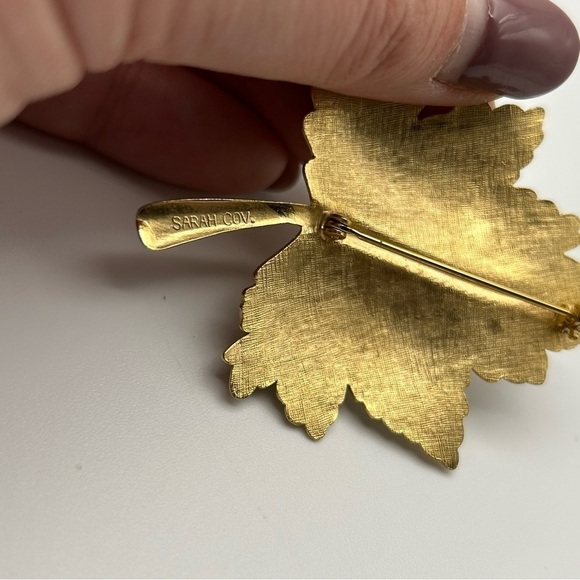 Set of Two Vintage Sarah Coventry Gold Tone Leaf Brooches with Faux Pearls - Picture 7 of 9